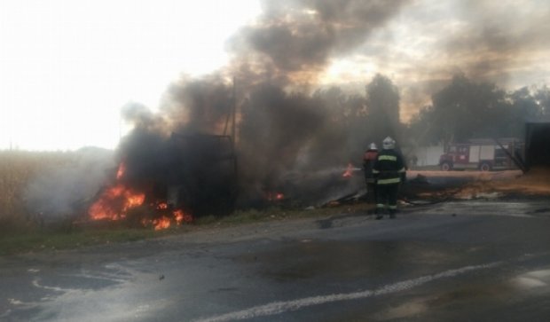 На Полтавщине перевернулись и загорелись два грузовика (фото)