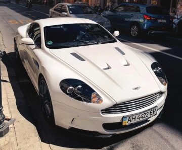 Aston Martin DBS, фото: Instagram