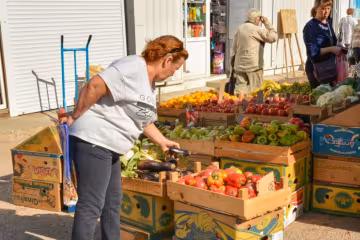 Жінка на продуктовому ринку