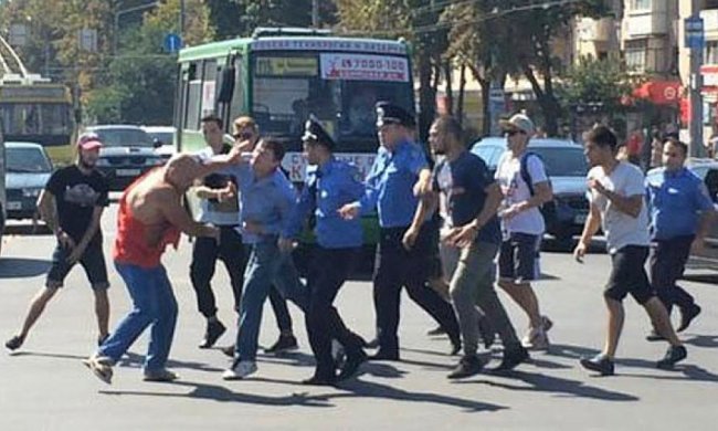 У Харкові напали на чоловіка з футболкою "СРСР"