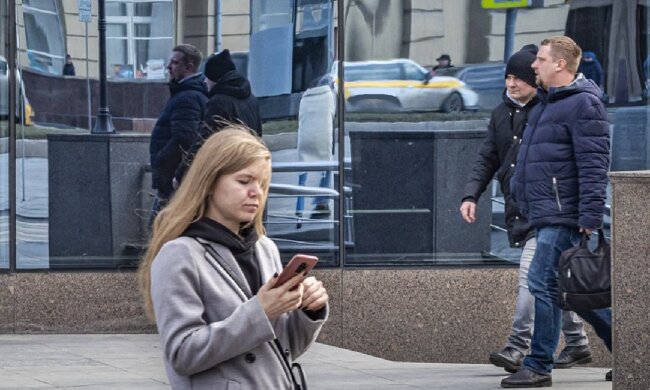 Пешеход с телефоном, скриншот: YouTube