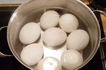 Варіння яєць, скріншот з відео