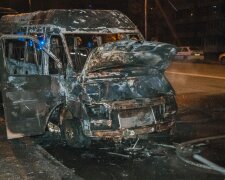 У Києві згоріла пасажирська маршрутка, копи помітили підозрілу деталь: "90-ті повернулися"