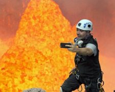 Альпініст зробив селфі в жерлі діючого вулкану (фото, відео)