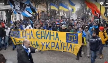 Массовое шествие футбольных фанатов в Одессе (видео)