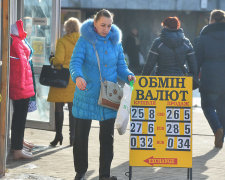 Курс валют на 17 лютого: долар опустив гривню на дно