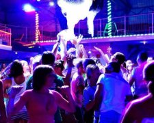 Будущая учительница разделась ради смартфона. Зря старалась