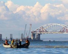 Кримський міст поспішають завершити, поки він не обрушився: фото