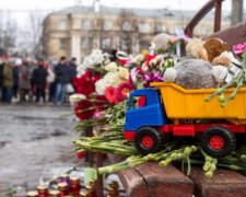 Душа болит за детей: украинцы почтили память жертв трагедии в Кемерово