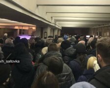 У харківському метро "мертві" термінали взяли в заручники тисячі пасажирів: "Це пекло"