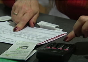 Платежки за коммуналку. Фото: скрин youtube