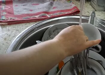 Мытье посуды. Фото: скрин youtube