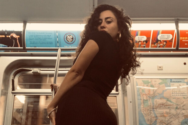 Любительница селфи в метро покорила миллионы мужчин: "Эта женщина свела меня с ума..."