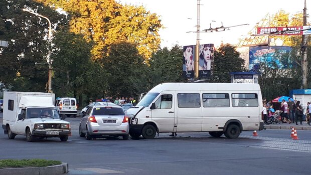 Под Днепром неуправляемый Lanos влетел в маршрутку, 8 пострадавших: жуткие кадры с места аварии