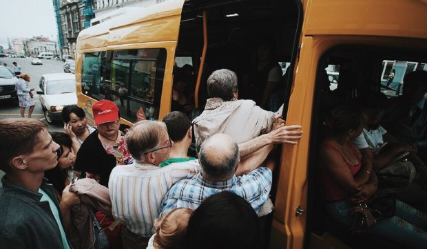 В Одессе маршрутка развалилась прямо на ходу: разъяренные горожане обещают "прокатить" Труханова