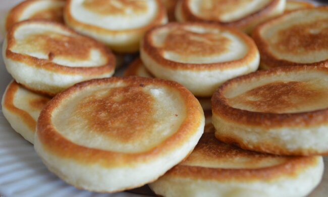 Швидкі оладки з родзинками стануть чудовим десертом або сніданком, простий рецепт