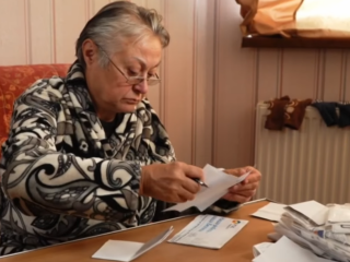 Платіжки за комуналку. Фото: скрін youtube