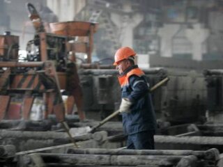 Робочий на виробництві, кадр з відео