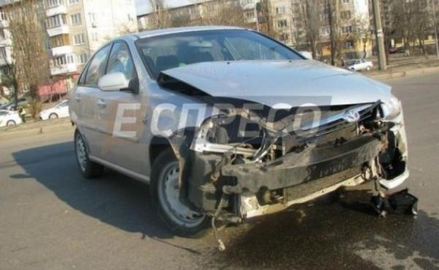 Киевлянин уничтожил машину о бетонное ограждение