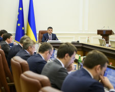 Кабмін заборонить красунь у міні-спідницях: відволікають чиновників