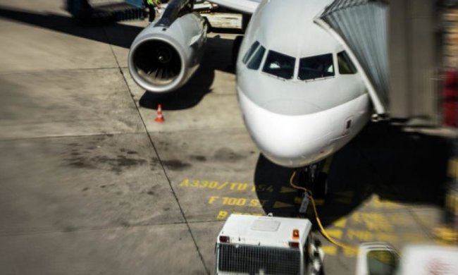  В аэропорту Хьюстона пассажиров эвакуировали из дымящегося самолета 