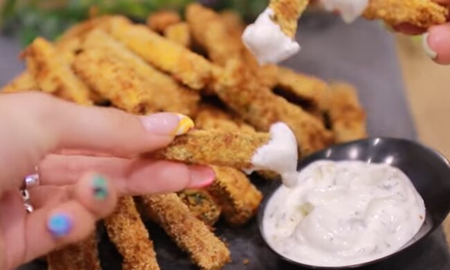 Приготування закуски з кабачків, кадр з відео: YouTube сімейна кухня