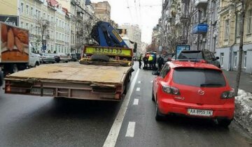У Києві сніг прибирають разом з автомобілями (фото)