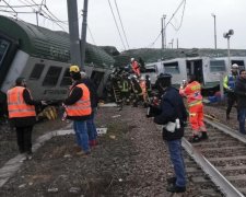 Пасажирський поїзд зійшов з рейок, є жертви: відео 18+