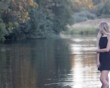 Голий чоловік зіпсував фото випускниці