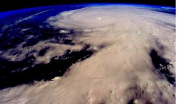 Восьмиметровые волны поднял сильнейший ураган в Мексике (видео)
