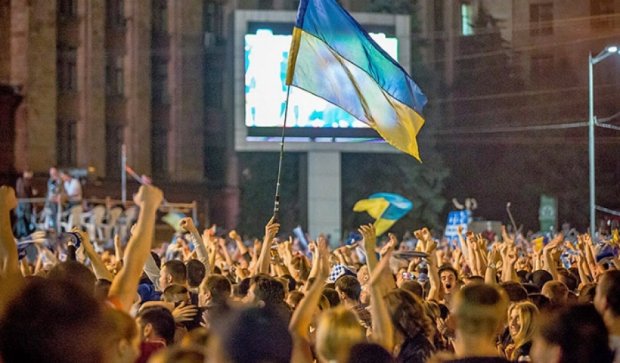 Як тисячі українців вболівали за "Дніпро" (фото)