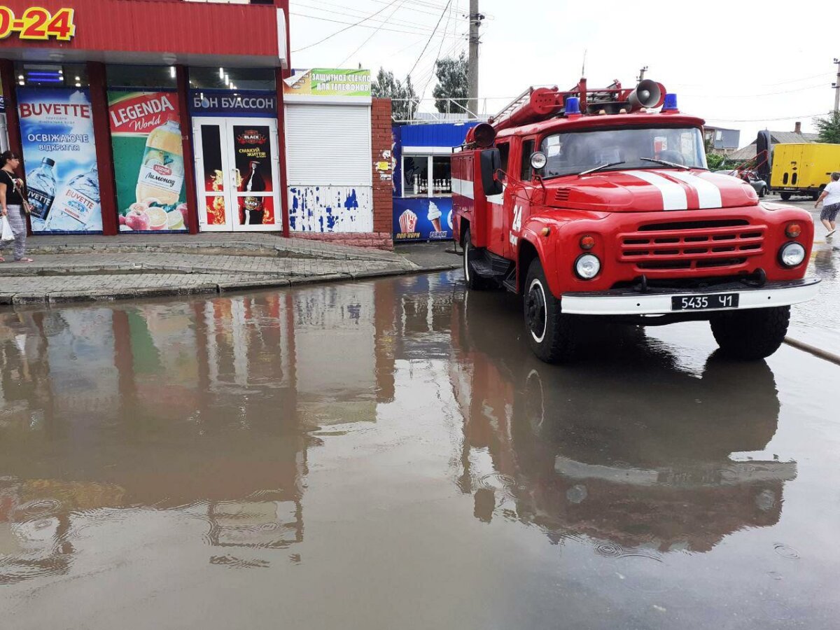 Кирилловка ушла под воду, тонут машины: непогода натворила беды на  запорожских курортах - ЗНАЙ ЮА