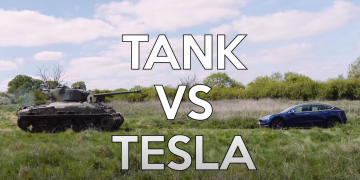 98-річний ветеран переїхав Tesla танком / фото: скриншот YouTube