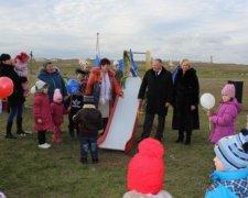 В Криму відкрили дитячу гірку посеред руїн (фото)