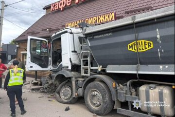 Последствия аварии: поврежденные авто возле кафе