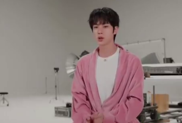 Джин з BTS, кадр з відео