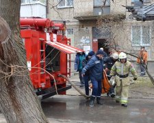 Пожежник упіймав погорілицю, що летіла з балкону
