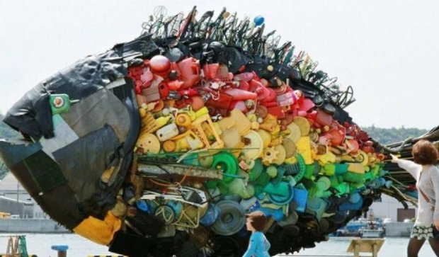 Арт-інсталяції зі сміття показують проблеми екології