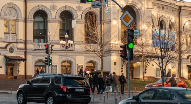 Українці, авто, світлофор, фото із соцмереж