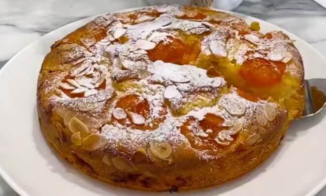Абрикосова шарлотка, кадр з відео