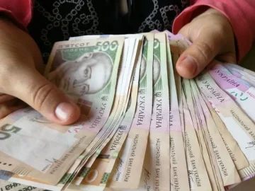 Мінімальна пенсія: гривні в руках пенсіонера