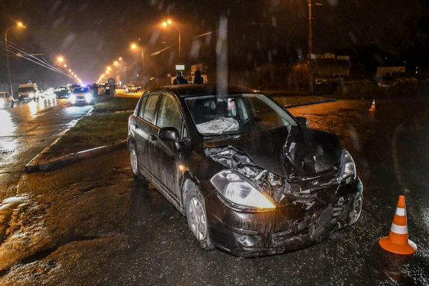 В Киеве легковушка влетела в грузовик и скрылась: копы быстро догнали, видео