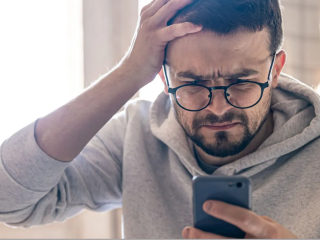 Чоловік з телефоном. Фото з відкритих джерел