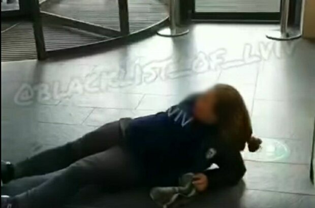 Молодая львовянка избила женщину ромской национальности: видео скандала