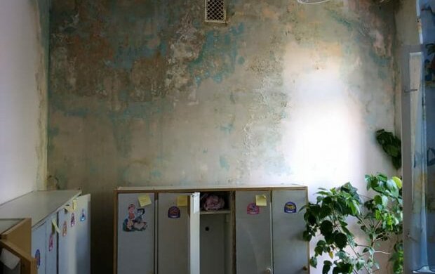 Дірявий дах і стіни з грибком: дитячий садок "європейського" Львова показали у всій красі