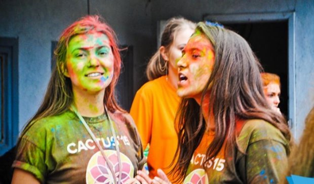 «Paint Happiness»: в Ровно состоялся праздник красок Холи (фото)