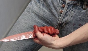 Дівчина зарізала хлопця через його пристрасть до соцмережі