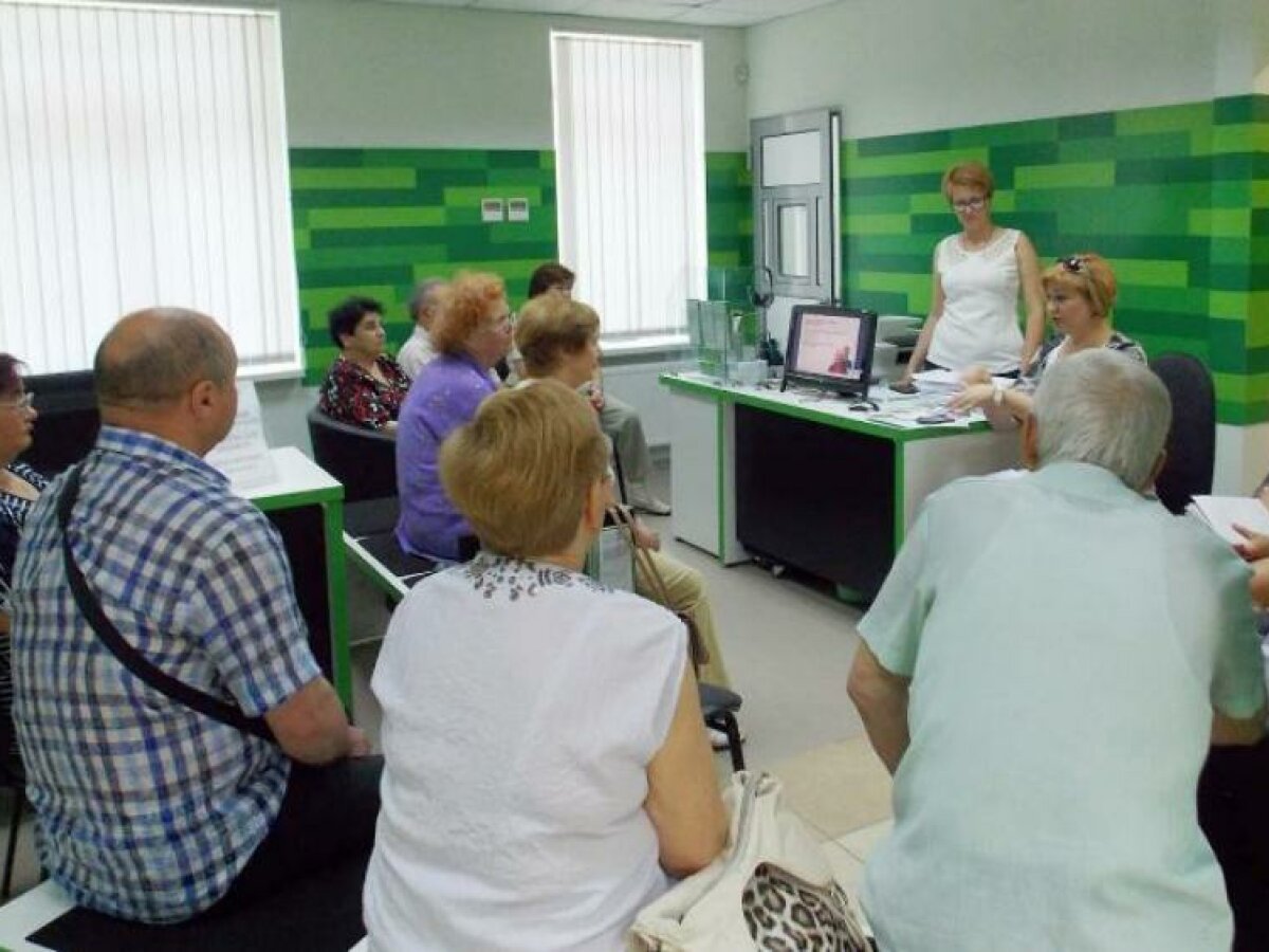 Обнаженная девушка устроила эротические танцы под ливнем в Санкт-Петербурге