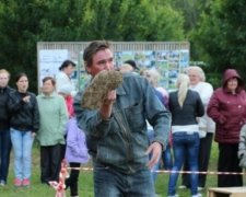 Днями в Росії позмагаються в жбурлянні лайна