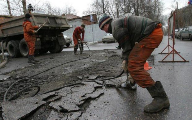 Дураки и дороги: россияне засыпают ямы обломками памятников 